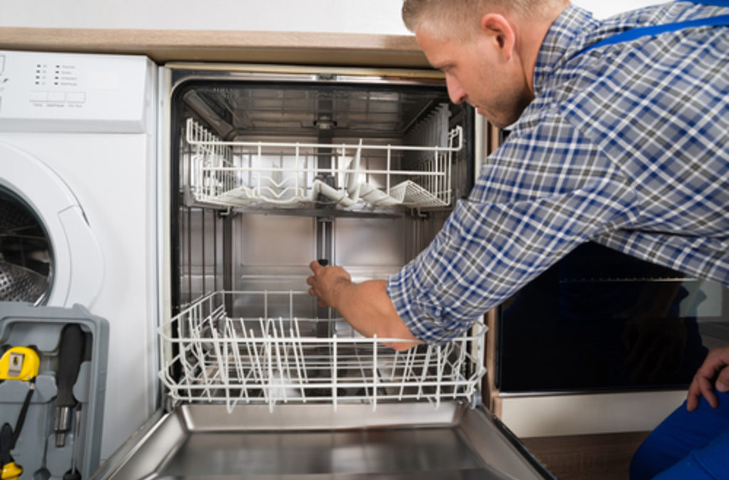 4 maneiras de prevenir que sua lava-louça precise de manutenção